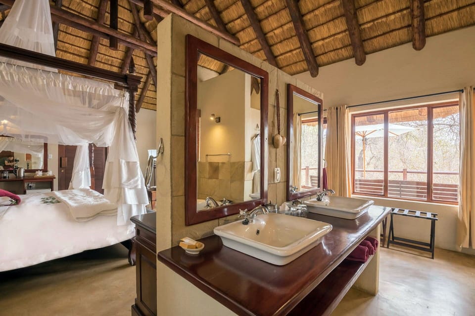 Superior Suite | Bathroom | Deep soaking tub, rainfall showerhead, free toiletries, hair dryer