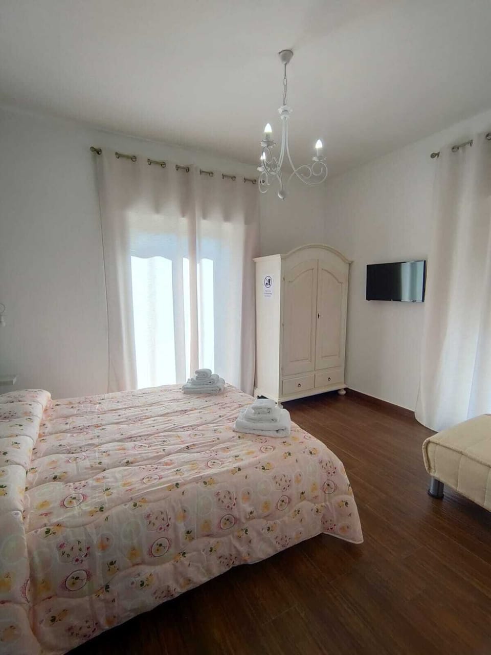 Quadruple Room | Desk, WiFi (free), bed sheets