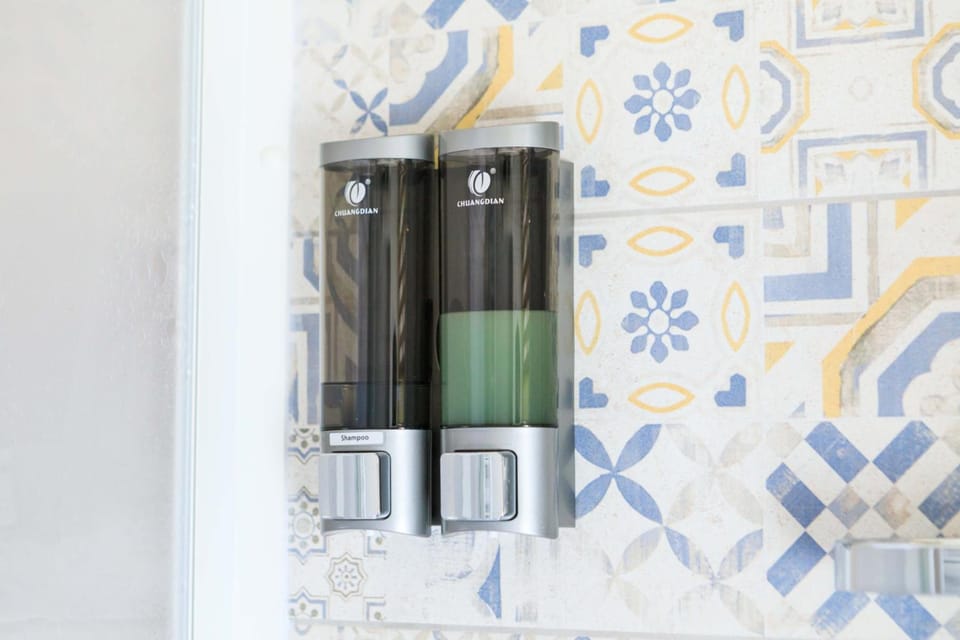 Shower, rainfall showerhead, free toiletries, hair dryer