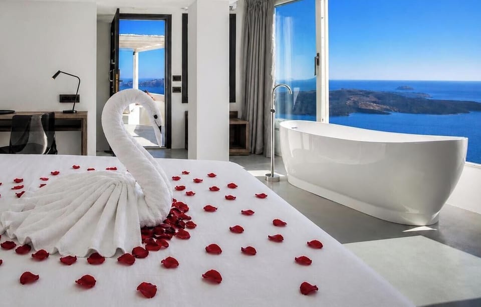 Sun Rocks Experience Suite with indoor Hot Tub, Caldera & Sea View | Pillowtop beds, minibar, in-room safe, soundproofing