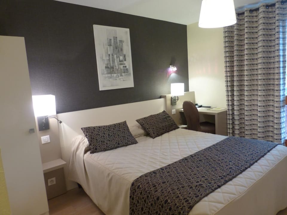 Double Room | In-room safe, desk, free WiFi