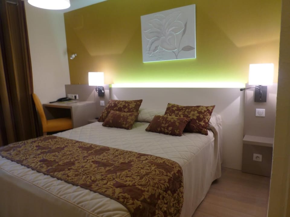 Double Room | In-room safe, desk, free WiFi