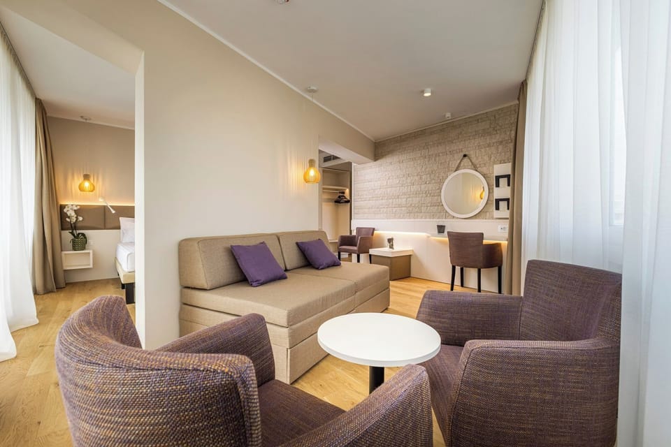 Captain Suite with sea view and balcony | Living area | TV