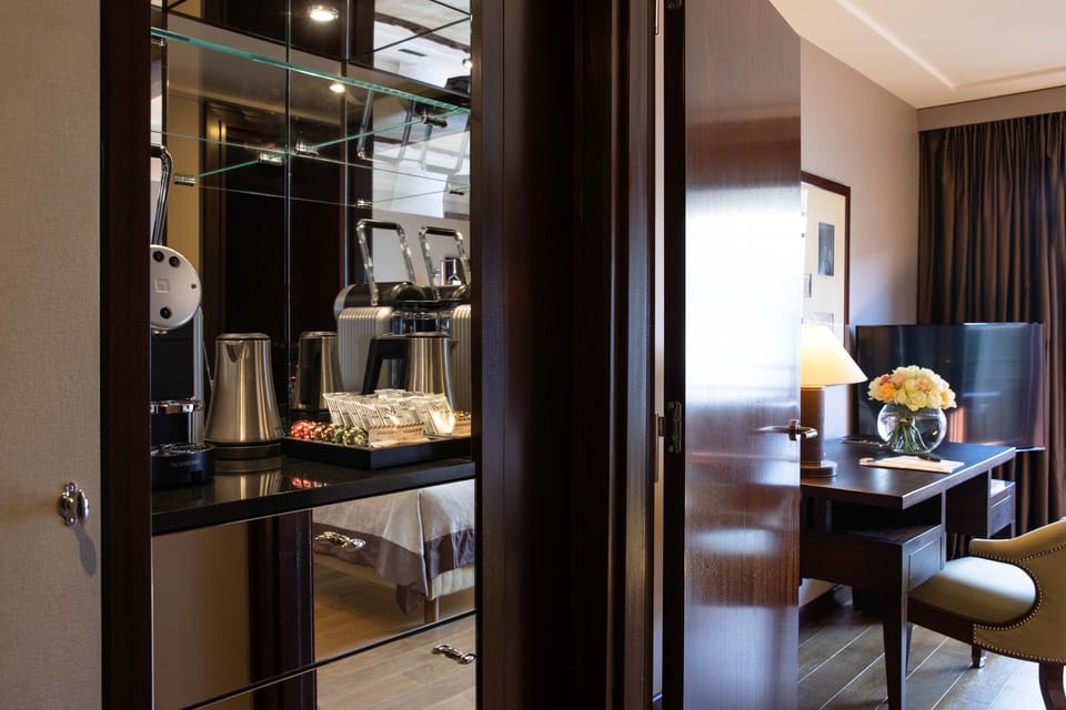 Executive Room, 1 King Bed | Minibar