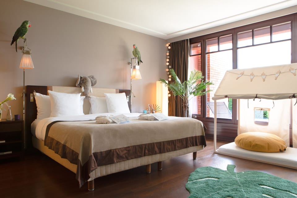 Deluxe Room, Park View | Minibar, in-room safe, blackout drapes, soundproofing