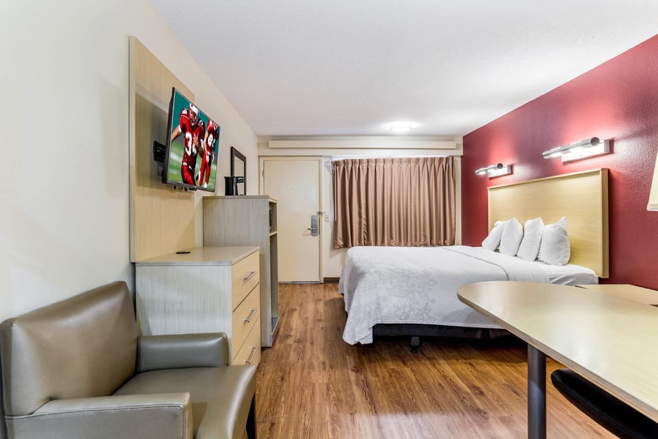 Superior Room, 1 King Bed (Smoke Free) | Desk, blackout drapes, iron/ironing board, free WiFi