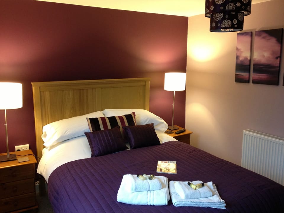 Double Room, Ensuite | Individually decorated, iron/ironing board, free WiFi