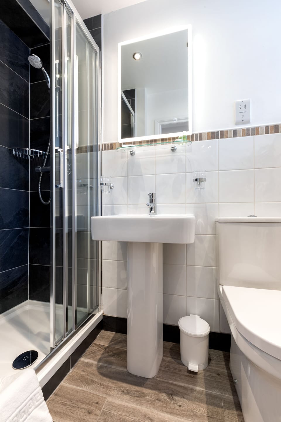 Twin Room, Ensuite | Bathroom | Shower, free toiletries, hair dryer, towels