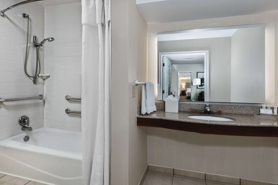 Combined shower/tub, hydromassage showerhead, free toiletries
