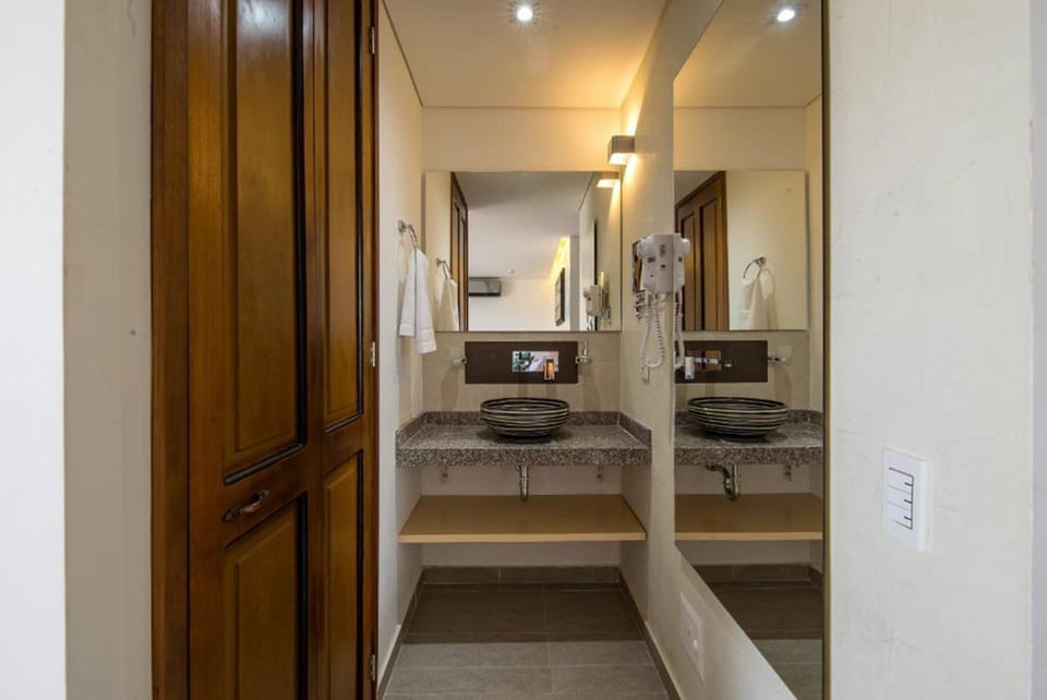 Superior Suite | Bathroom | Shower, rainfall showerhead, free toiletries, hair dryer