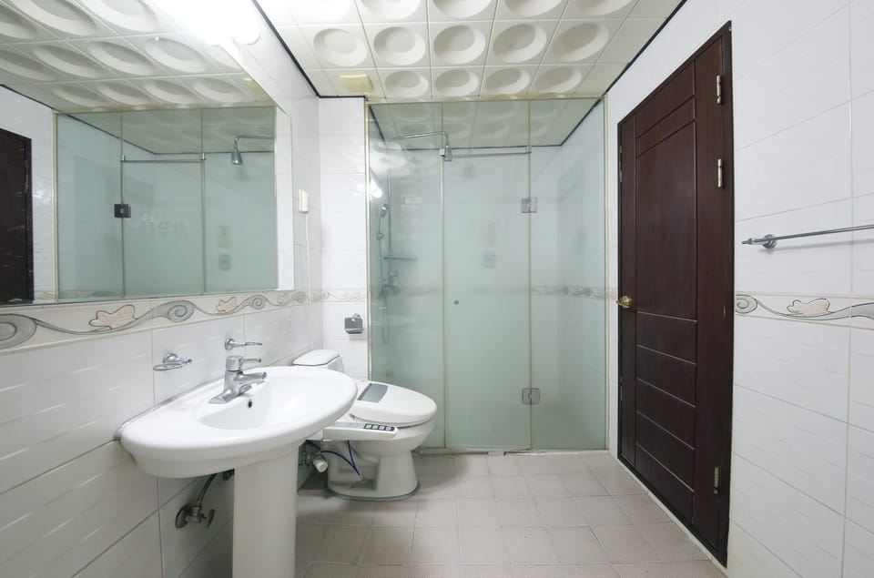 Superior Room | Bathroom | Free toiletries, hair dryer, towels, soap