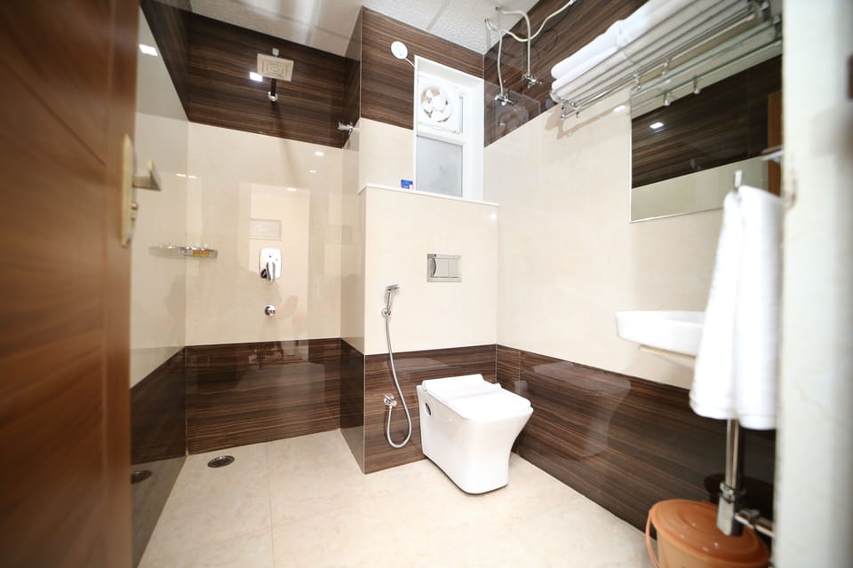 Deluxe Double Room, 1 Bedroom, Non Smoking, City View | Bathroom | Shower, towels