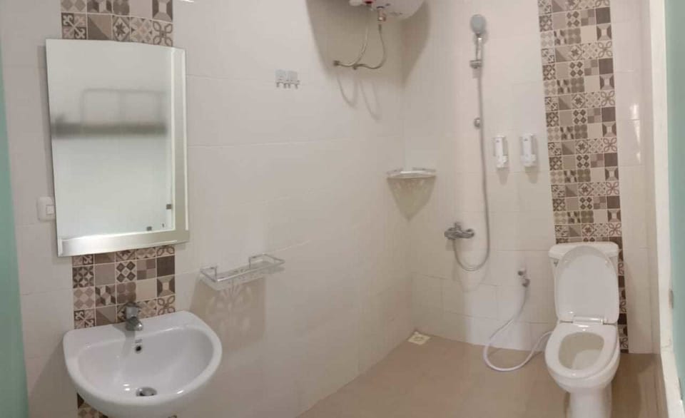Family Room | Bathroom | Shower, free toiletries, towels