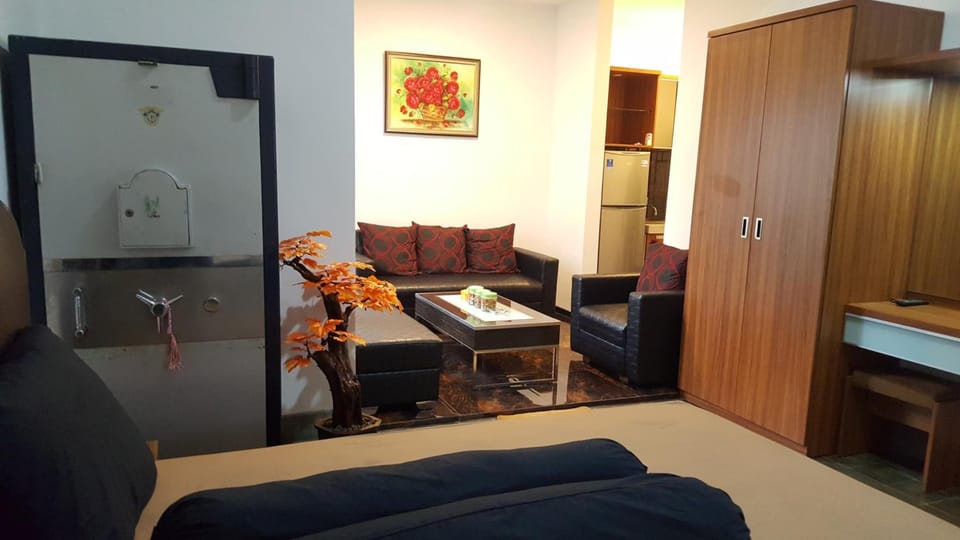 Desk, soundproofing, free WiFi, bed sheets