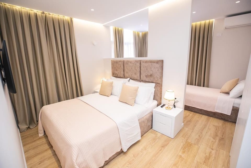 Desk, soundproofing, WiFi (free), bed sheets