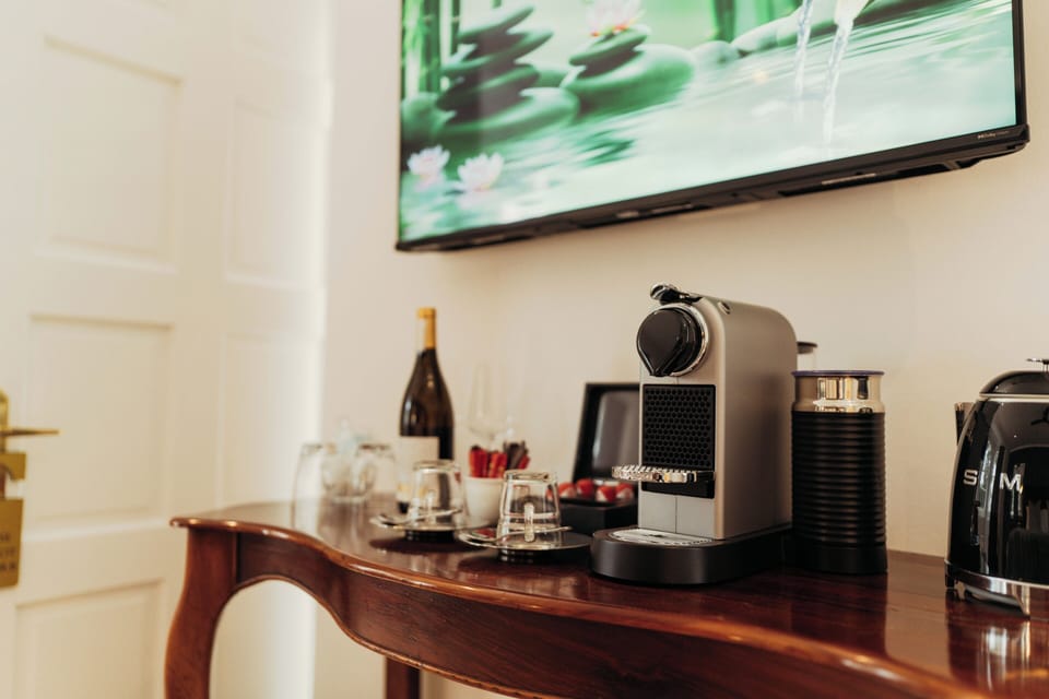 Superior Room, 1 King Bed | Coffee and/or coffee maker