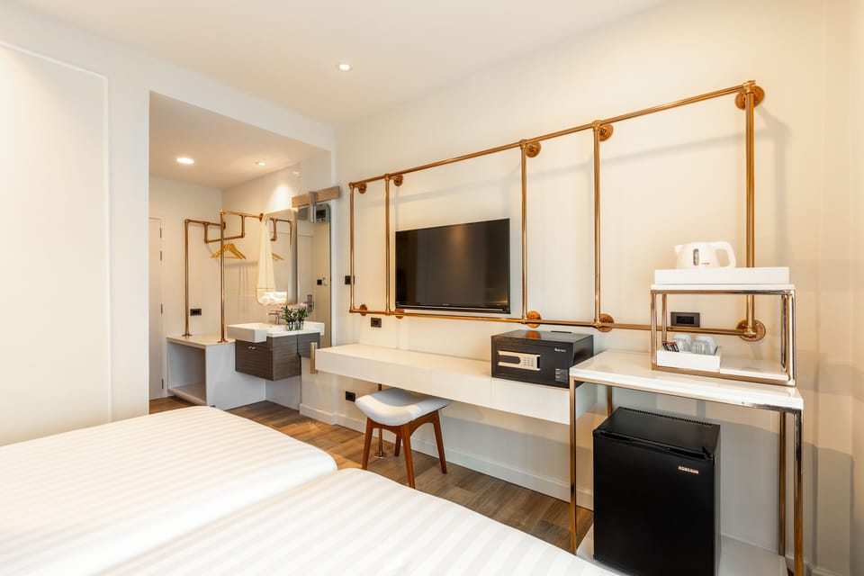 Deluxe Twin | In-room safe, individually decorated, individually furnished, desk