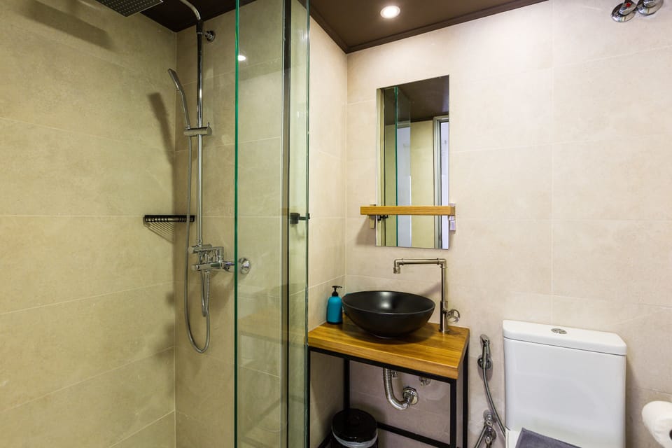 Triple Room | Bathroom | Shower, free toiletries, hair dryer, towels