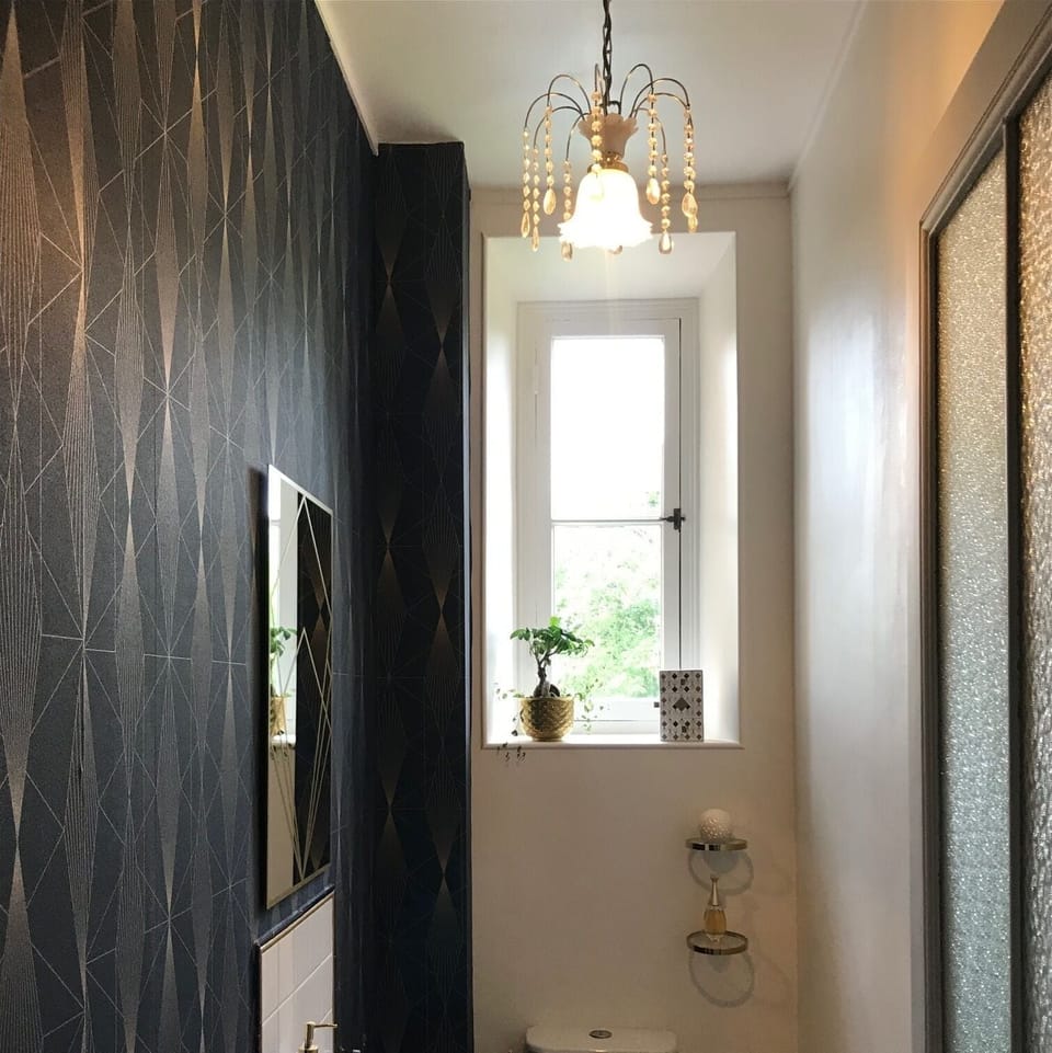 Camelia room | Bathroom | Hair dryer, towels, soap, shampoo