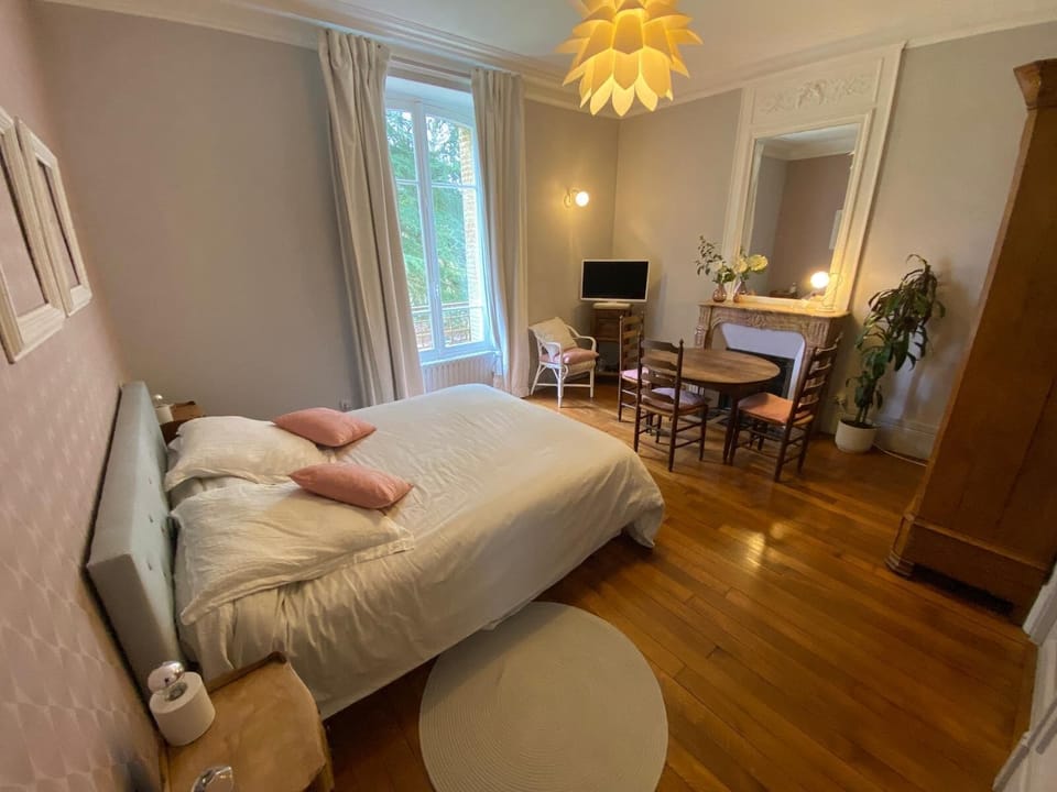 Camelia room | Individually decorated, laptop workspace, free wired internet
