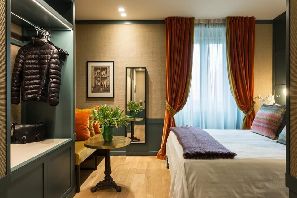 1 bedroom, Egyptian cotton sheets, premium bedding, down comforters
