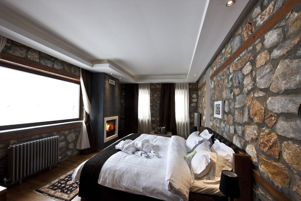 Deluxe Triple Room | Minibar, in-room safe, laptop workspace, blackout drapes