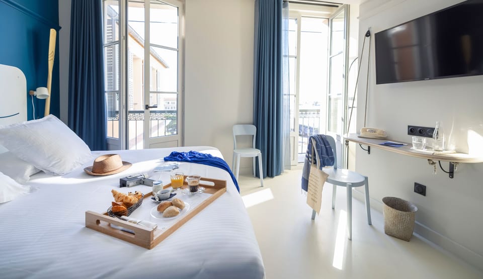 Premium bedding, free minibar, in-room safe, desk