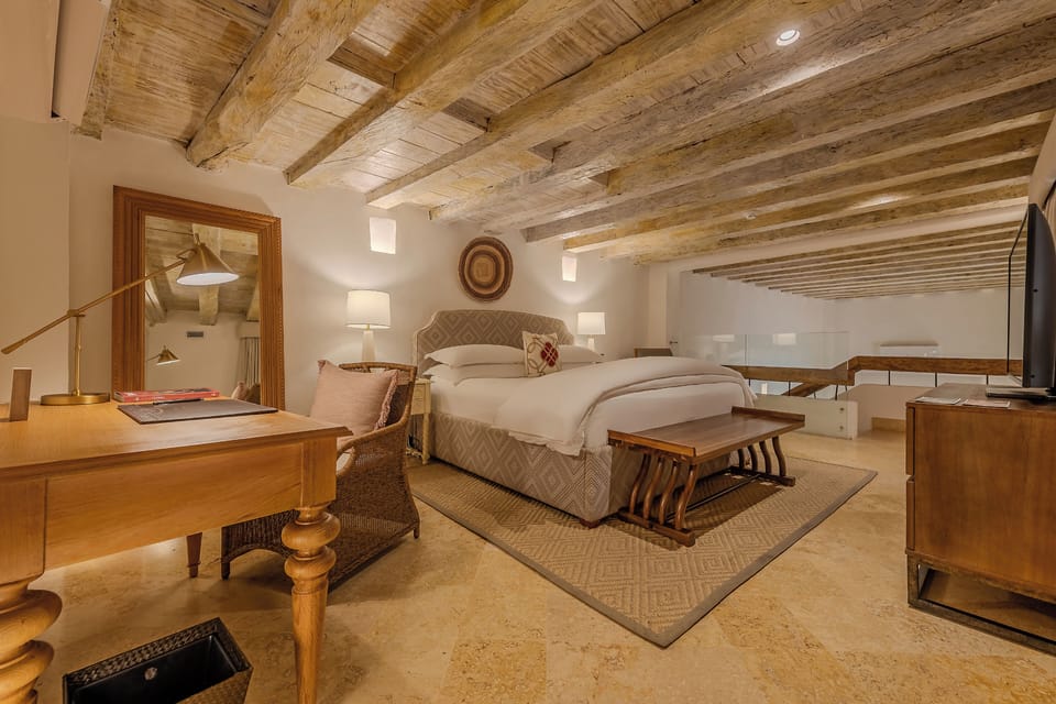 Junior Suite | Premium bedding, minibar, in-room safe, blackout drapes
