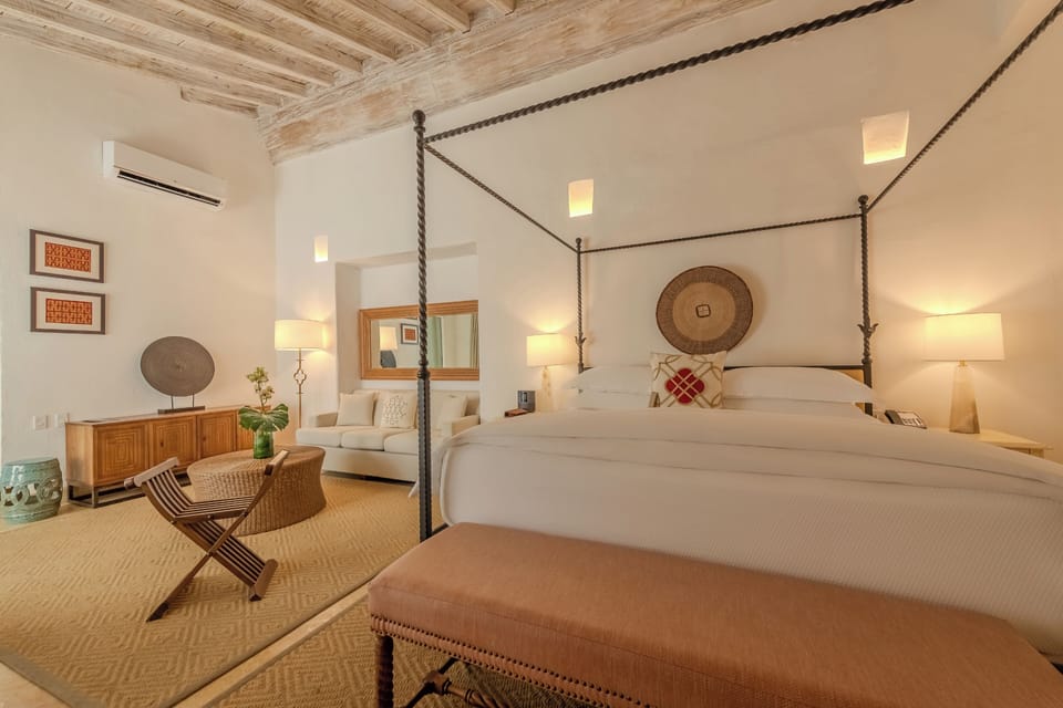Junior Suite | Premium bedding, minibar, in-room safe, blackout drapes