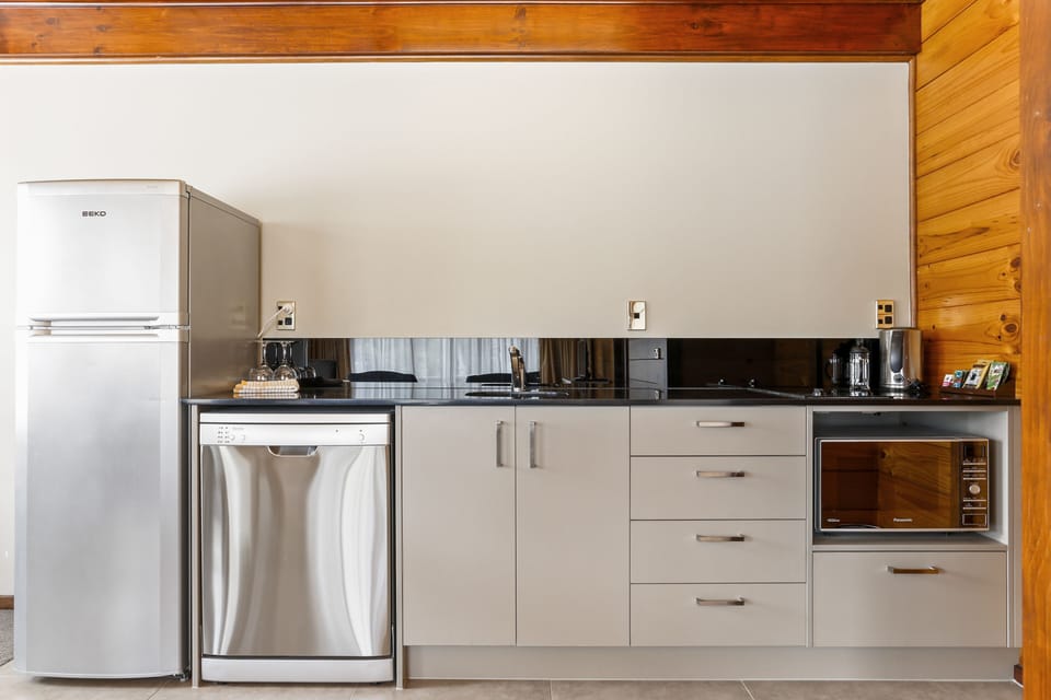 Garden Spa Apartment | Private kitchenette | Fridge, coffee/tea maker, paper towels
