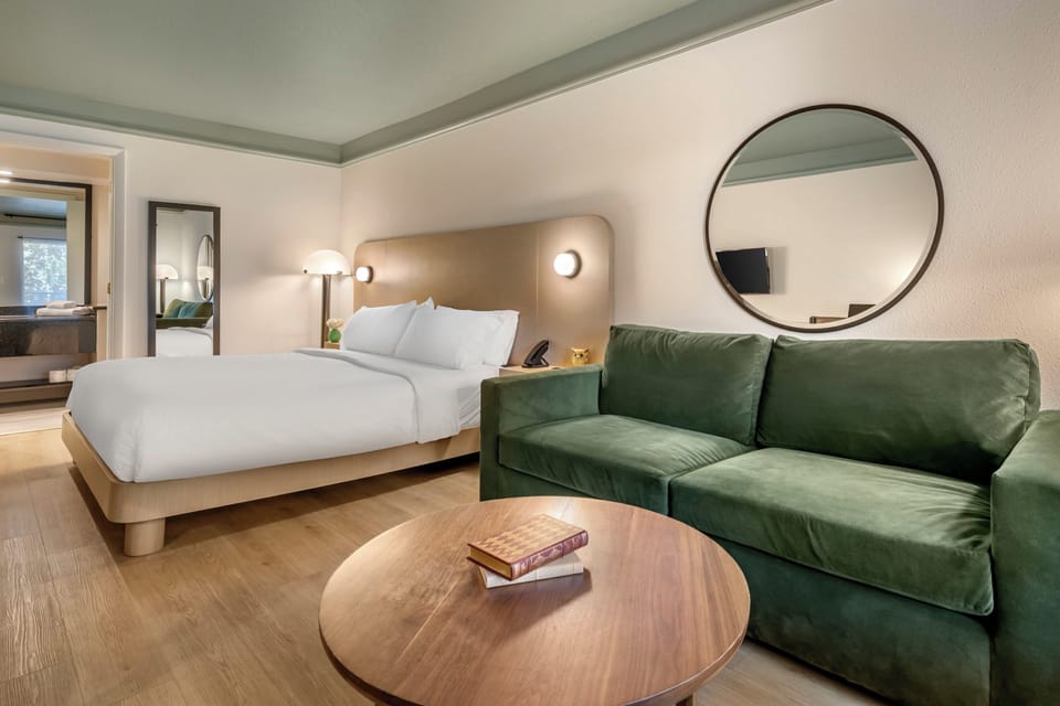 Standard Room, 1 King Bed | Desk, laptop workspace, blackout drapes, iron/ironing board