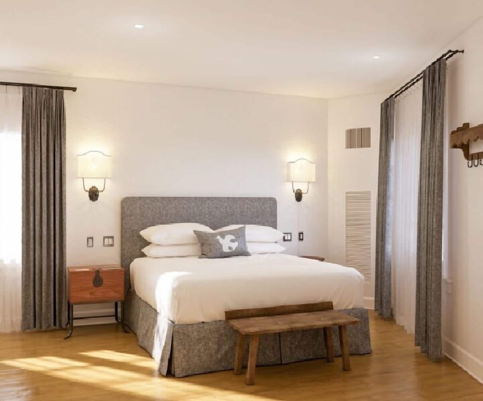 Deluxe Room, 1 King Bed | Frette Italian sheets, premium bedding, pillowtop beds, in-room safe