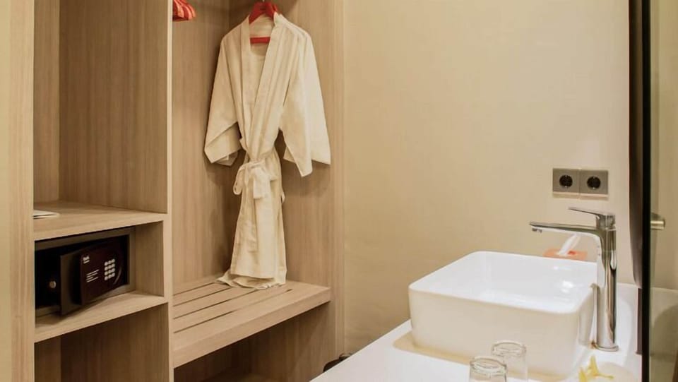 HARRIS Unique, One Bedroom | Bathroom | Shower, free toiletries, hair dryer, slippers