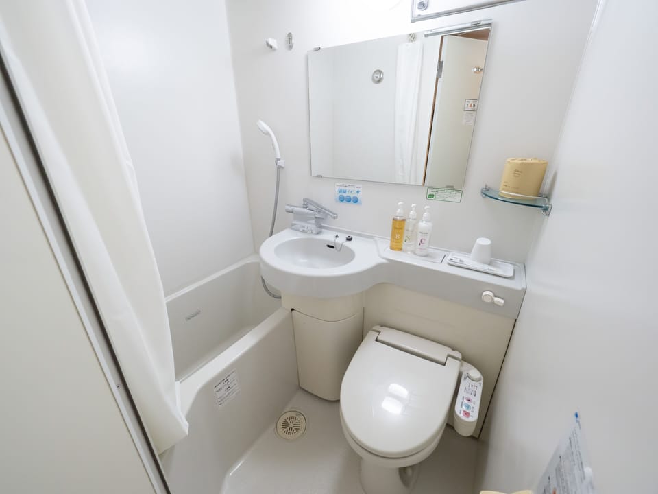 Combined shower/tub, deep soaking tub, free toiletries, hair dryer