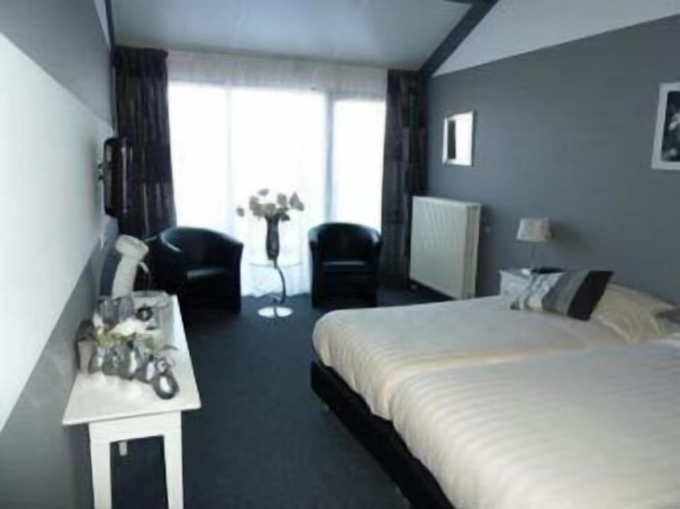 Standard Double Room | In-room safe, desk, cribs/infant beds, rollaway beds