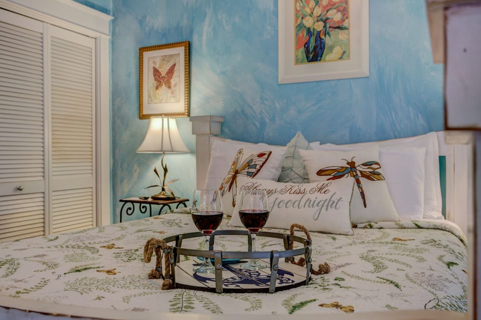 Premium bedding, laptop workspace, iron/ironing board, WiFi (free)