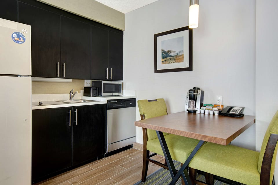Full-size fridge, microwave, stovetop, dishwasher