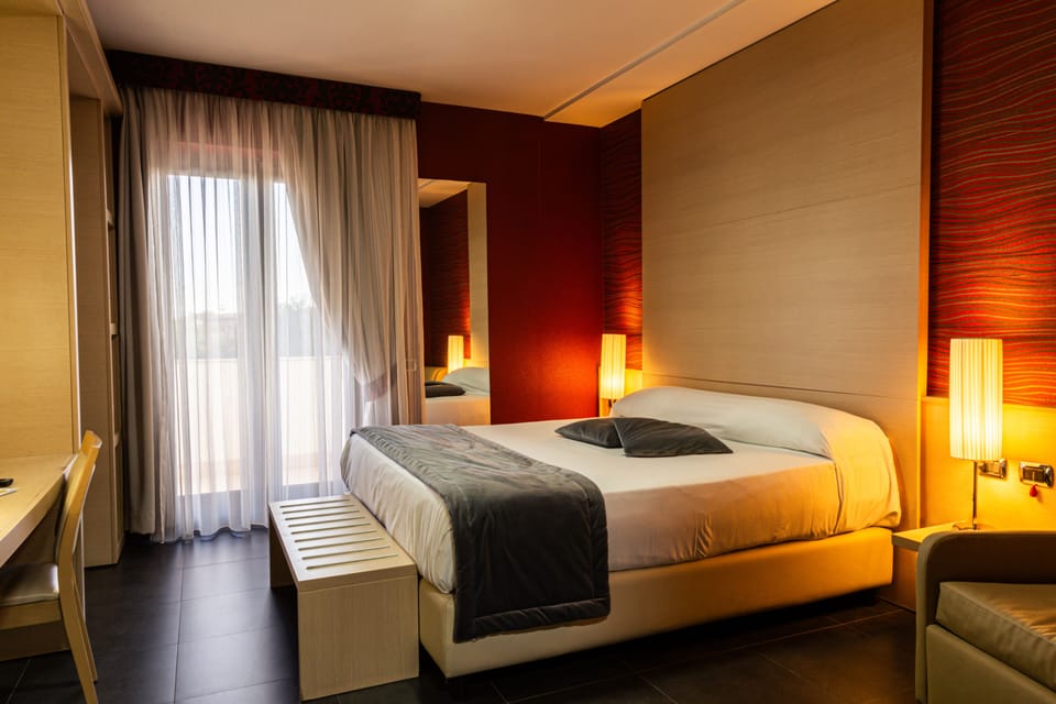 Deluxe Double Room | Minibar, in-room safe, desk, blackout drapes