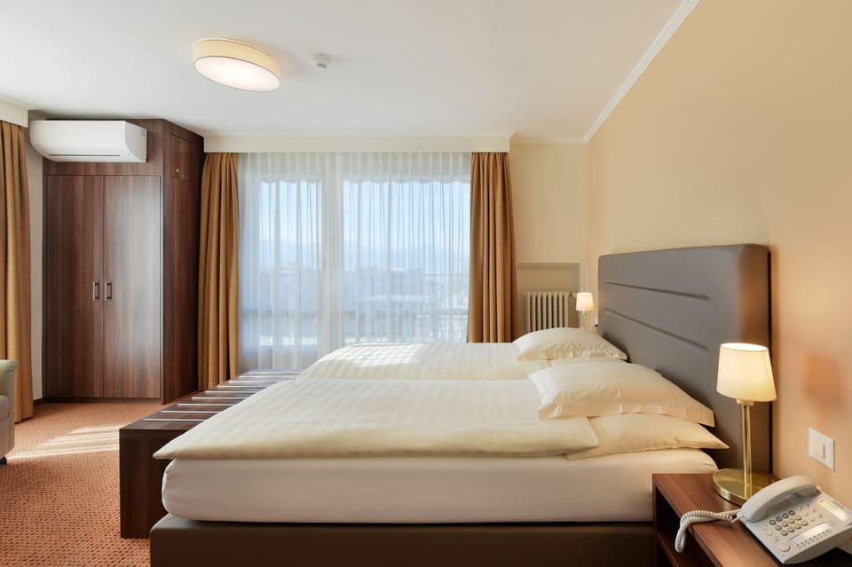Superior Twin Room, Balcony, Lake View | Minibar, in-room safe, desk, soundproofing