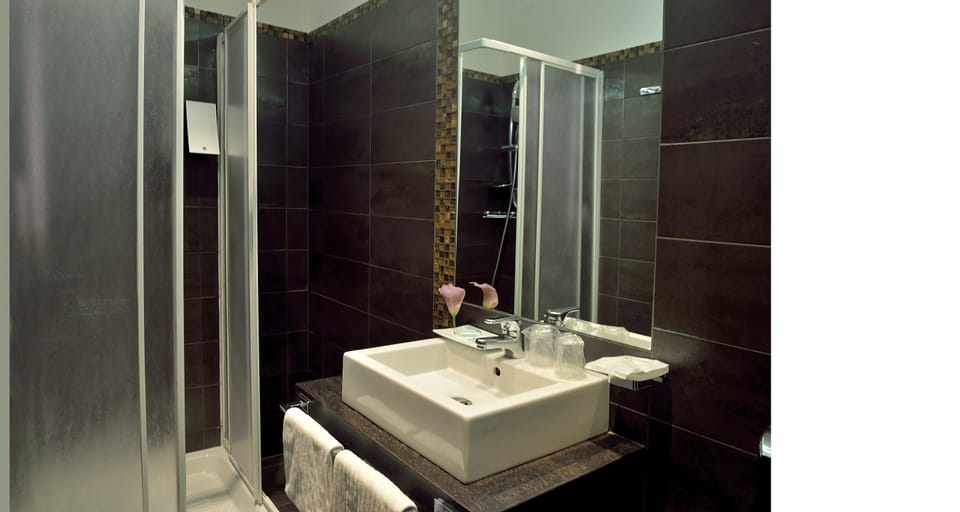 Double Room | Bathroom | Shower, free toiletries, hair dryer, slippers