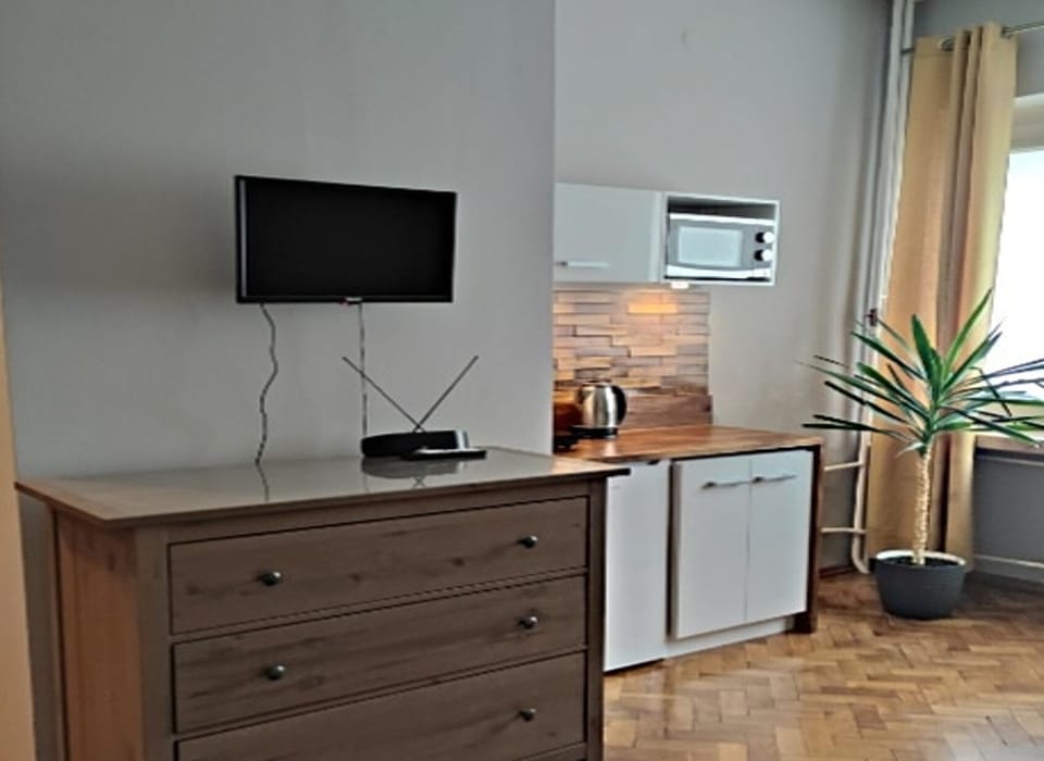 Superior Studio Suite, Kitchenette | Hypo-allergenic bedding, individually decorated, individually furnished