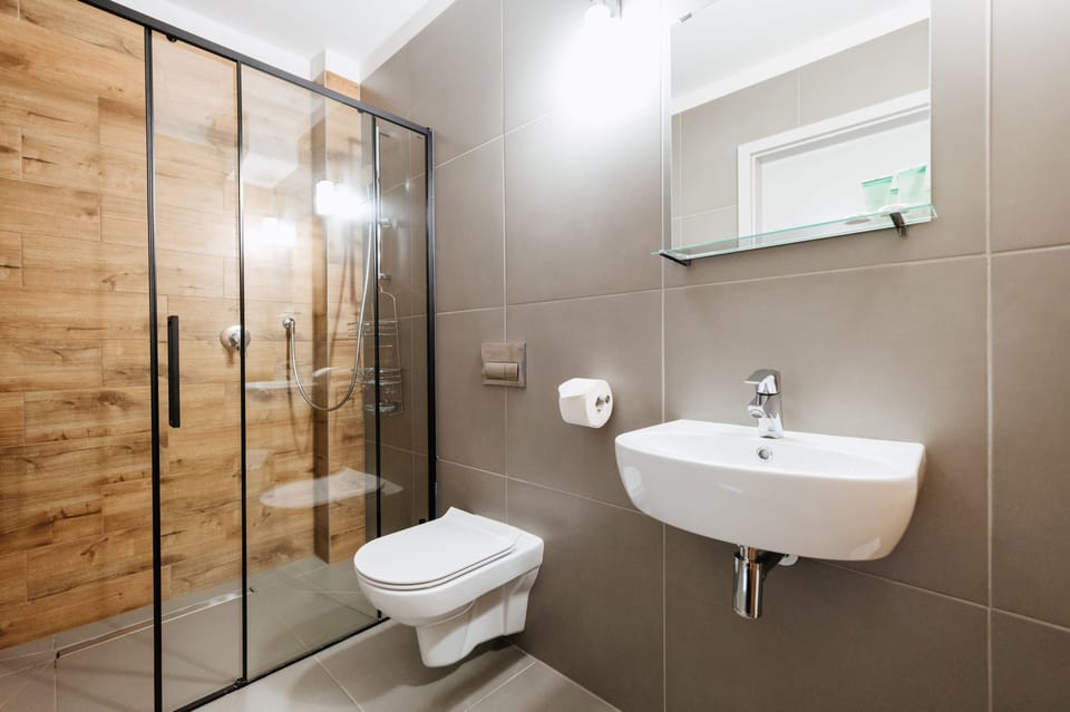 Shower, free toiletries, towels