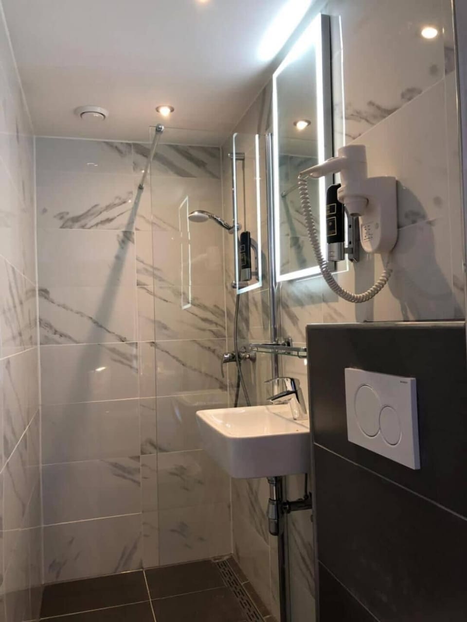 Shower, towels