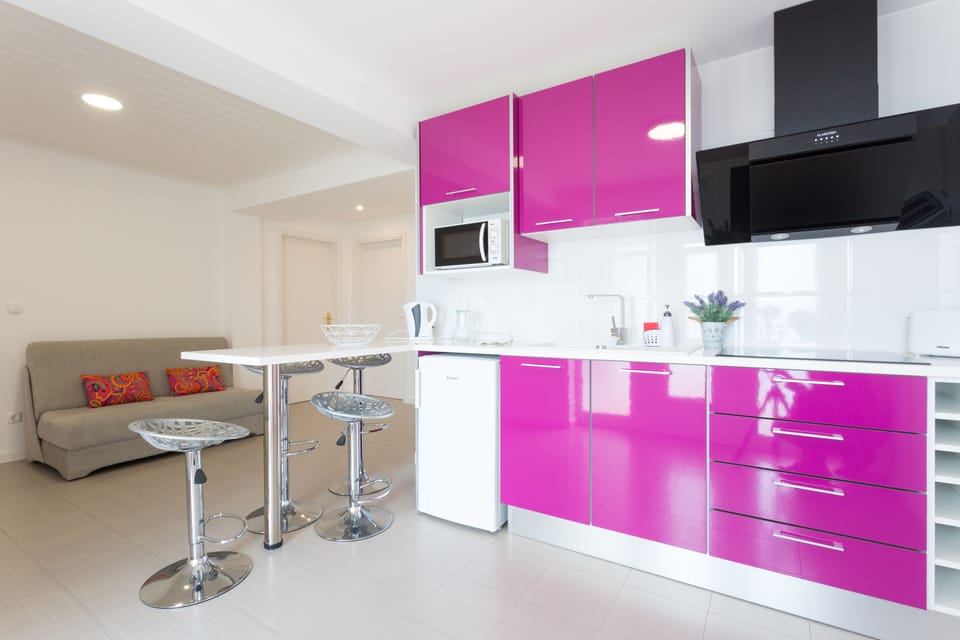 Family Apartment, 2 Bedrooms, Pool Access, Pool View (2) | Private kitchen