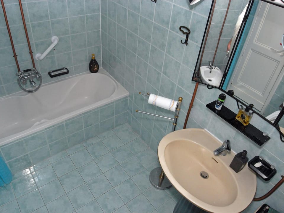 Deep soaking tub, rainfall showerhead, towels, soap