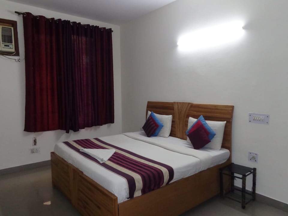 Deluxe Double Room | Iron/ironing board, free WiFi, bed sheets