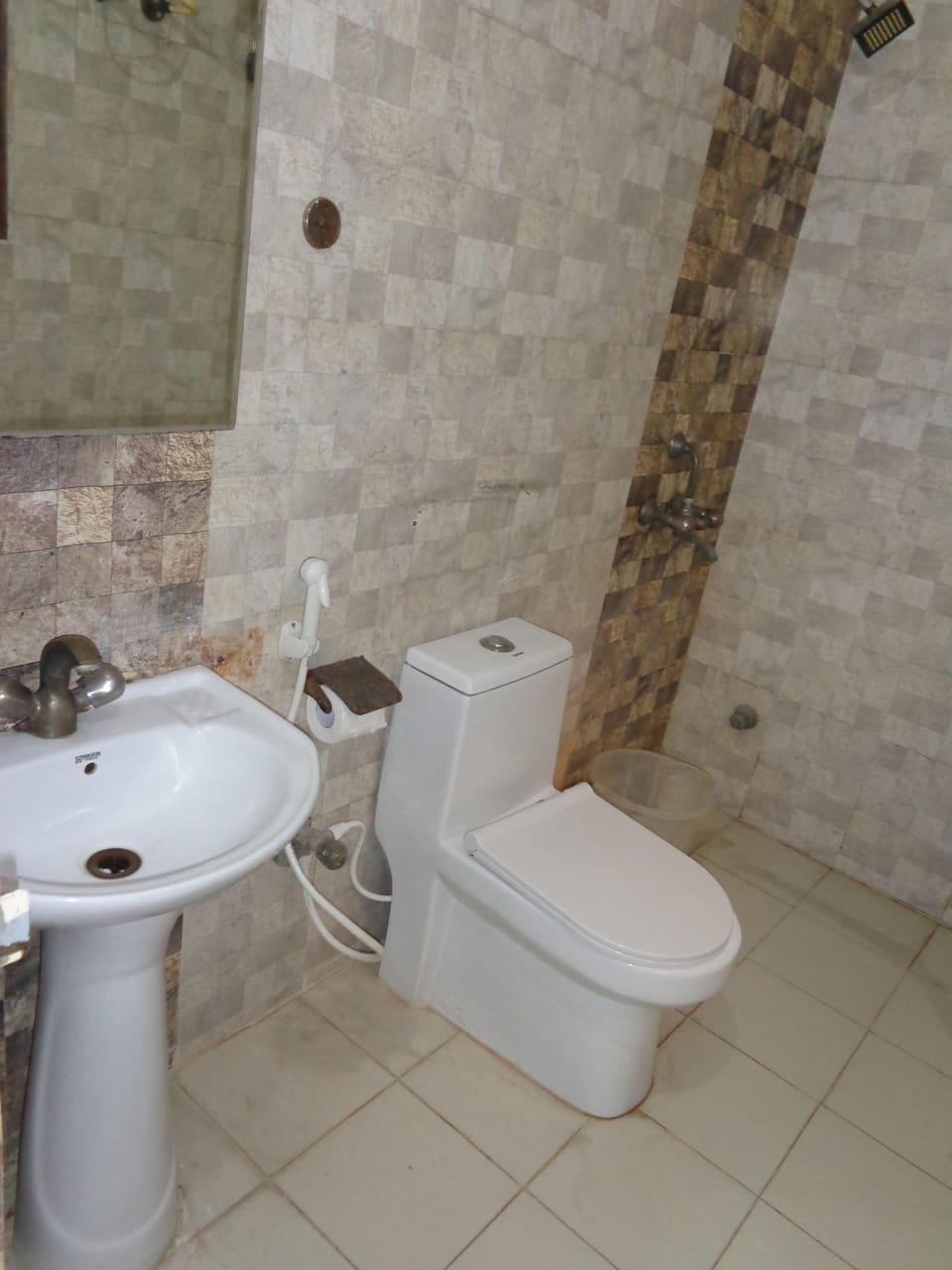 Deluxe Double Room | Bathroom | Shower, towels