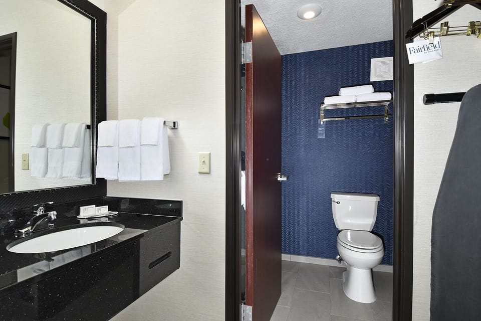 Combined shower/tub, free toiletries, hair dryer, towels