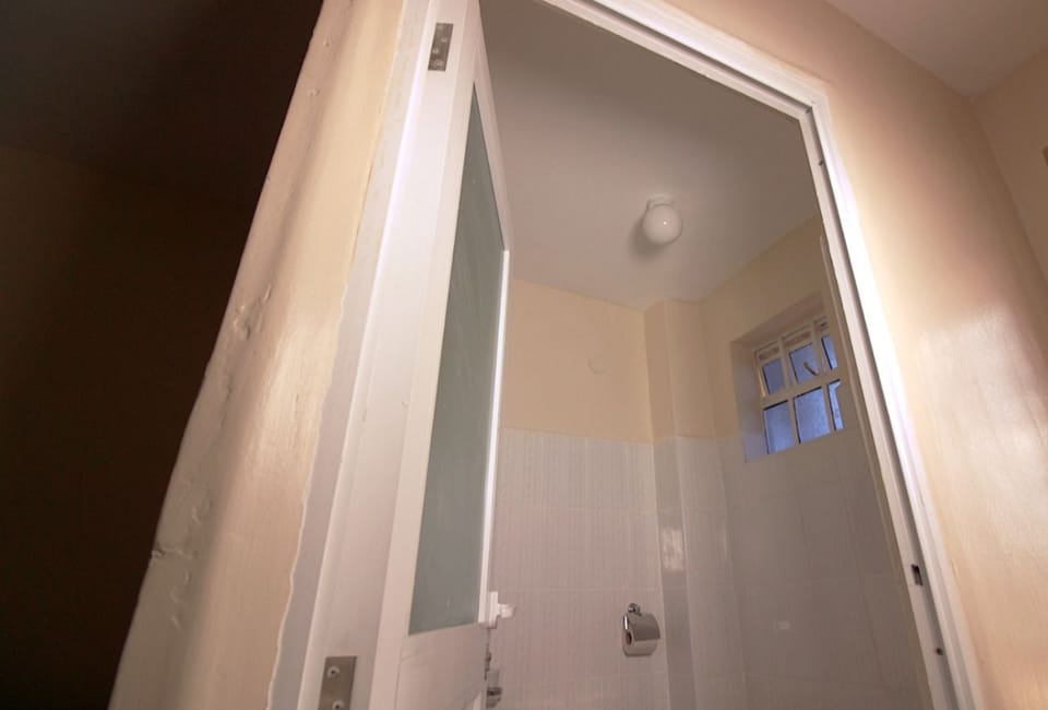Classic Single Room | Bathroom | Shower, rainfall showerhead, free toiletries, hair dryer