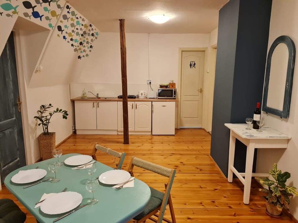 Basic Apartment, Shared Bathroom | Private kitchen | Fridge, microwave, oven, stovetop